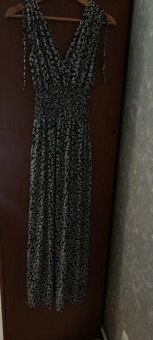 Roupas variadas como novas