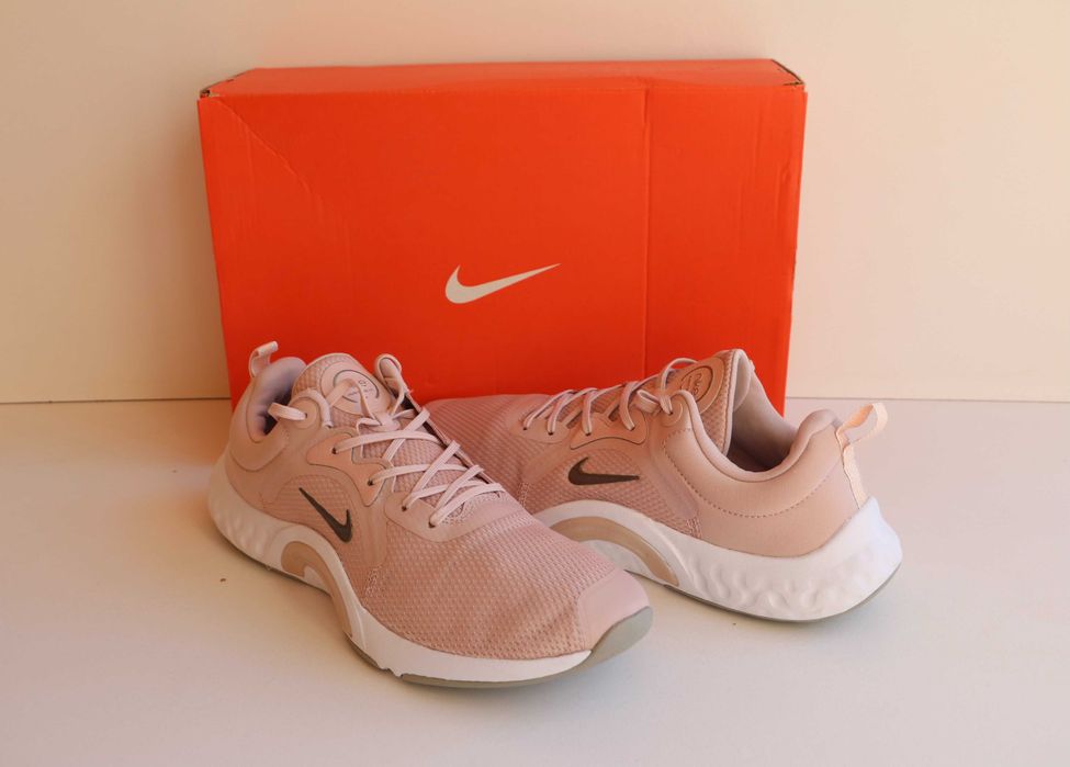 Кросівки жіночі бежеві Nike Renew run comfort footbed, р. 41-41,5