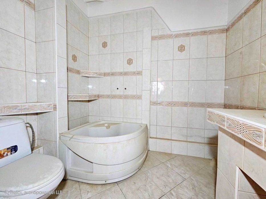 Продається добротний цегляний будинок з гаражем в м.Стрий...