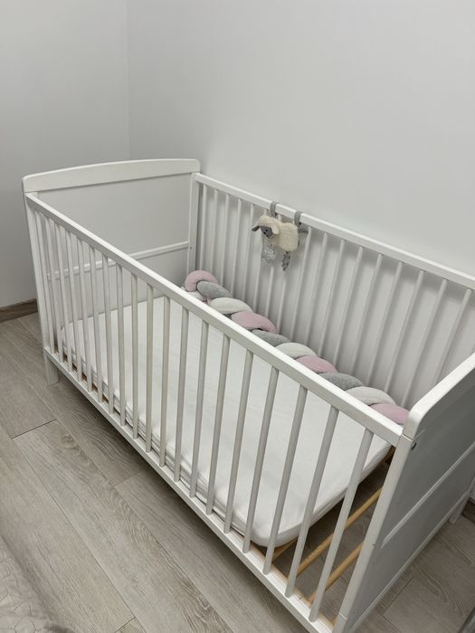 Колиска дитяча біла.