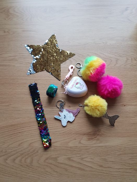 Breloczki bransoletki opaski pompony cekiny Hello kitty różności