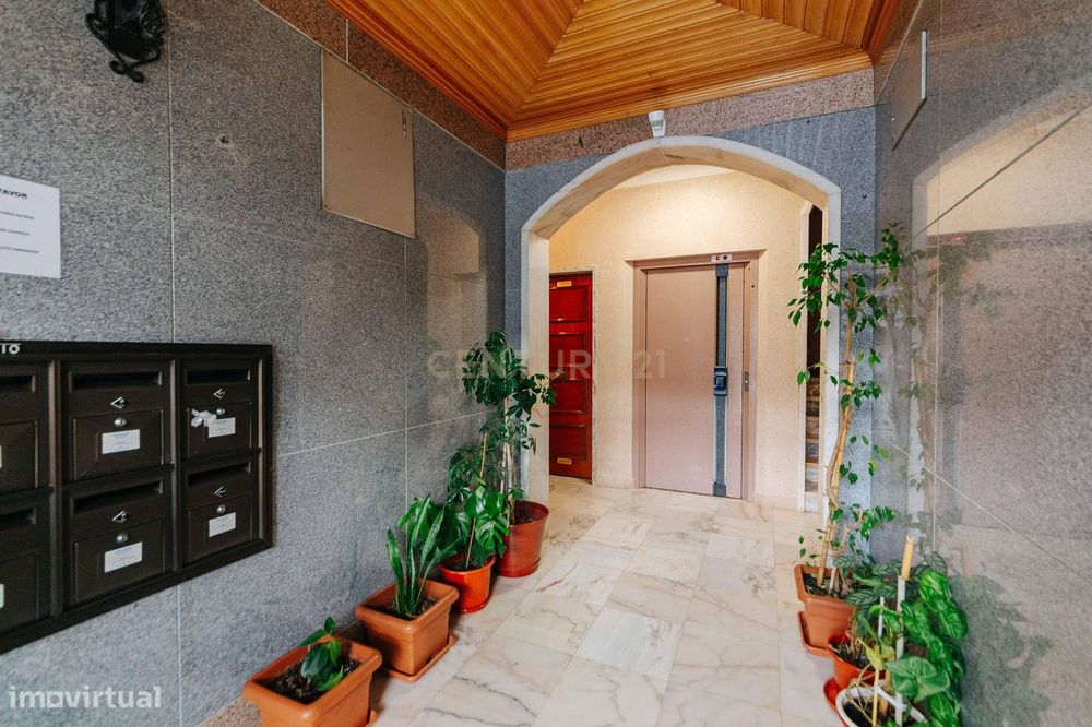 Apartamento T2 junto à estação da Amadora