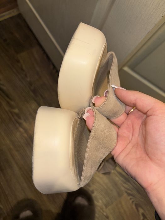 Босоножки на танкетке