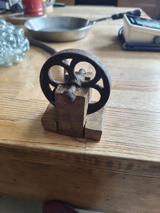 Stare stalowe kółko na drewnie vintage.