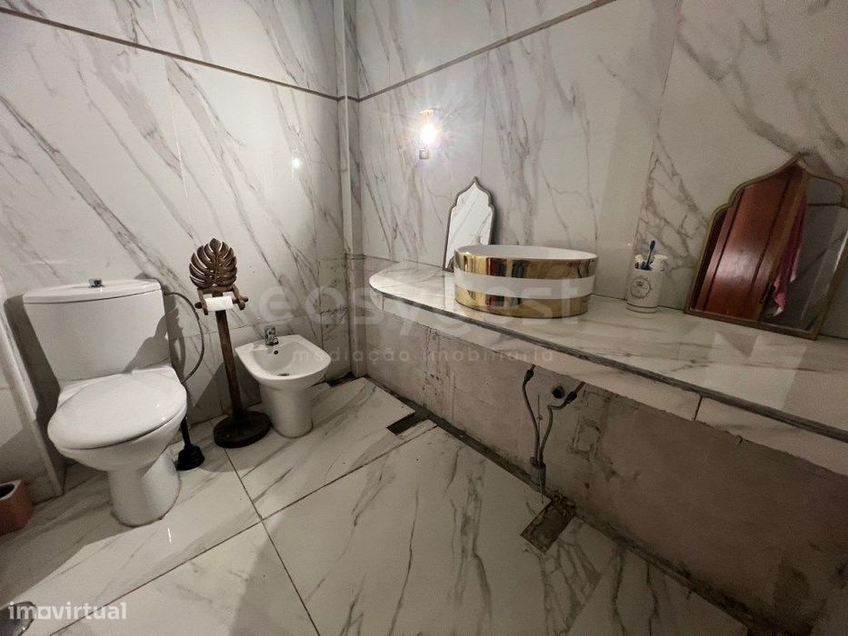 Apartamento T2 no centro do Samouco com elevador.