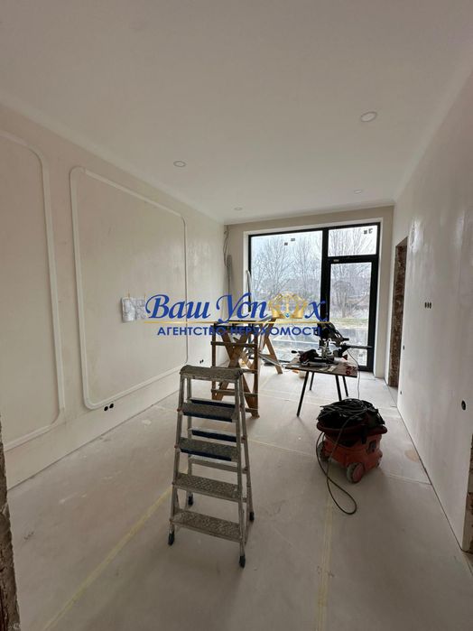 Продажа современного  дома с выходом на озеро. В городке.