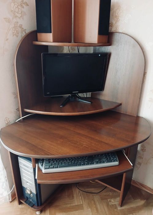 Комʼютерний  стіл