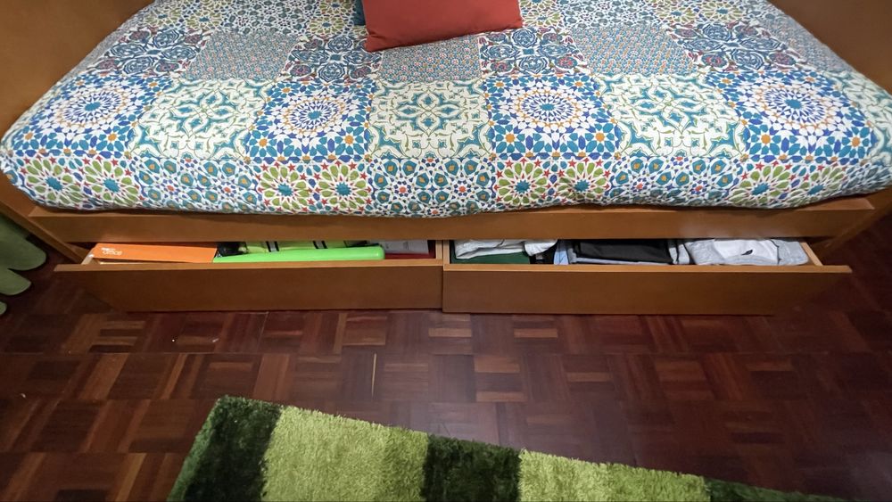 Cama com Colchão e Prateleiras à Venda