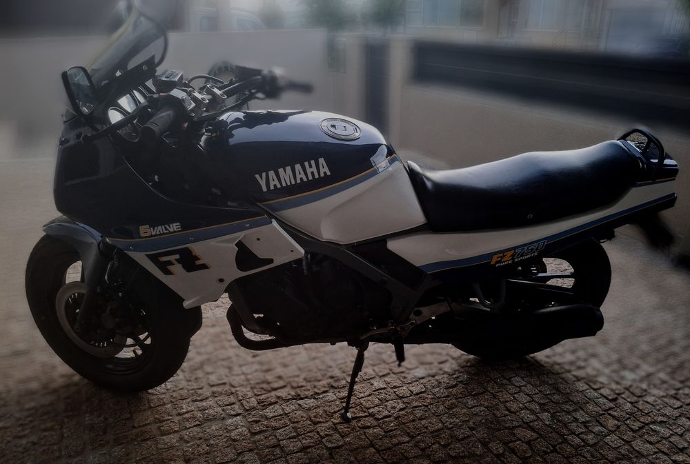 Mota Yamaha FZ 750