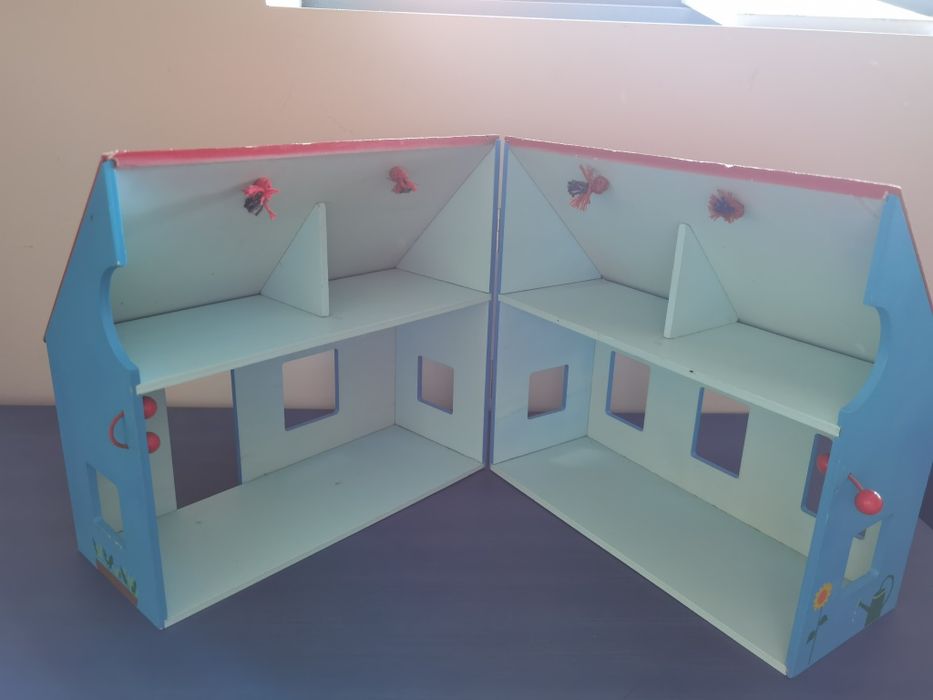 Casa de madeira com acessórios de madeira