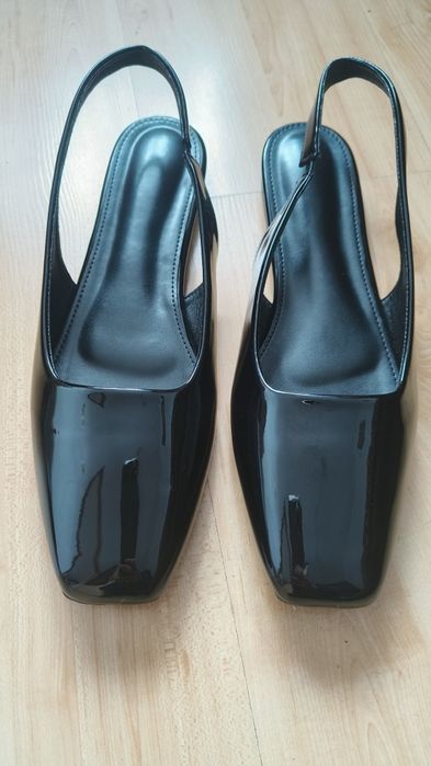 Czółenka typu slingback