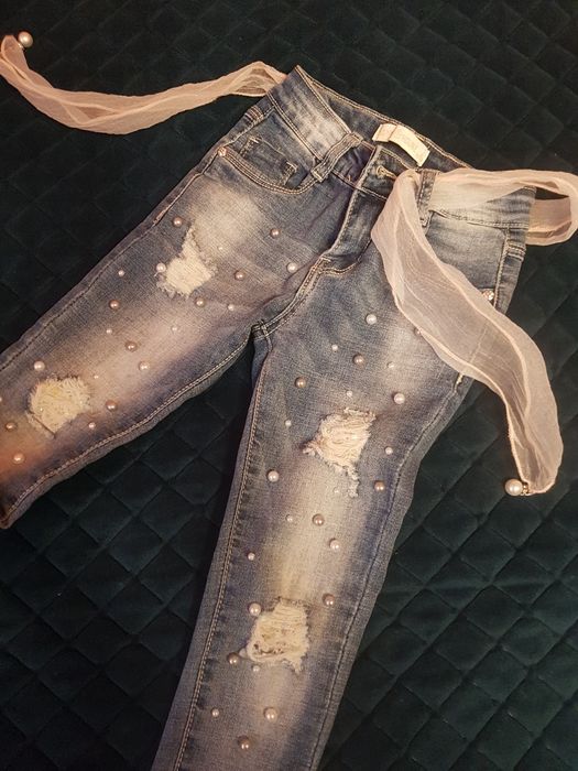 jeansowe spodnie z perełkami i wstążką