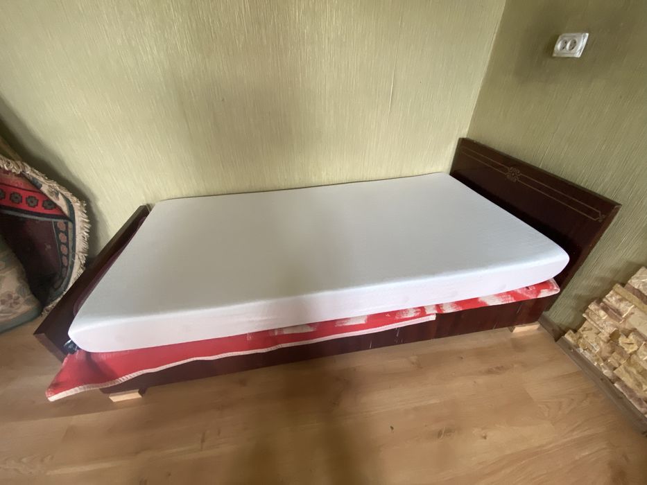 Ліжко з матрасом ( матрас в ідеальному стані)