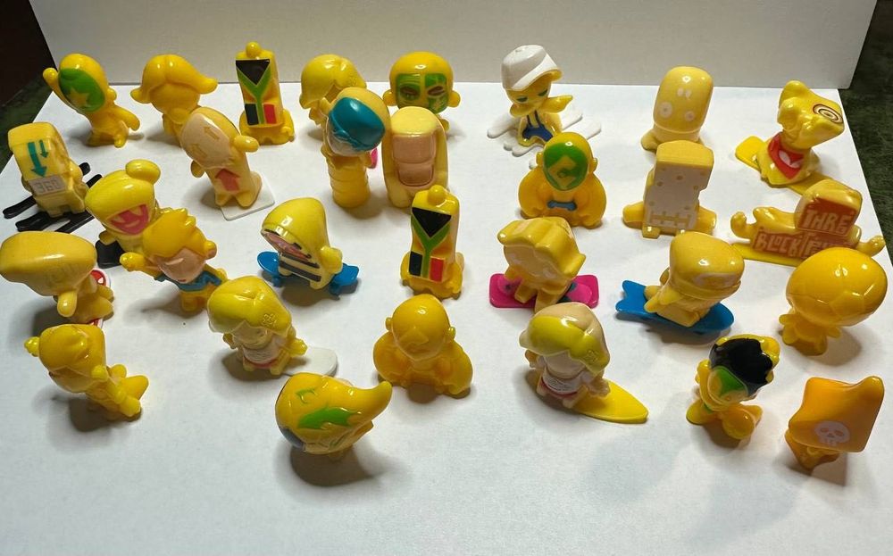 Іграшки з Кіндер Покемони жовта серія