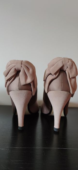 Sapatos com laço atrás