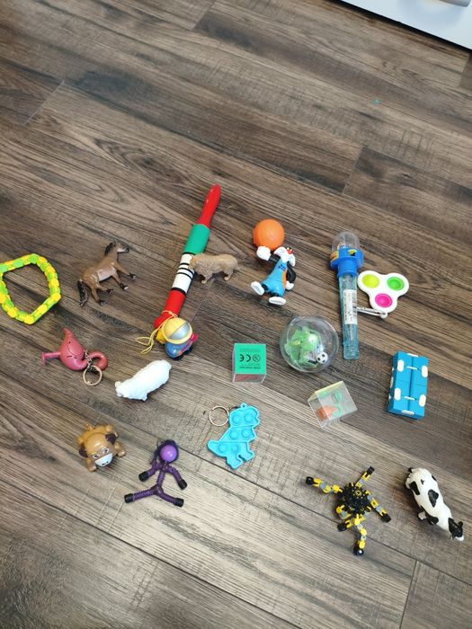 Mix małych zabawek