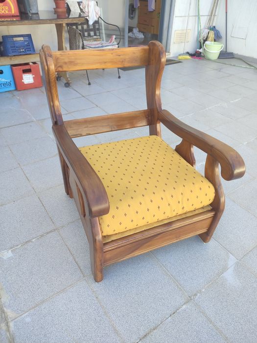 Bonito Sofá / Cadeirão / Poltrona antigo em madeira maciça