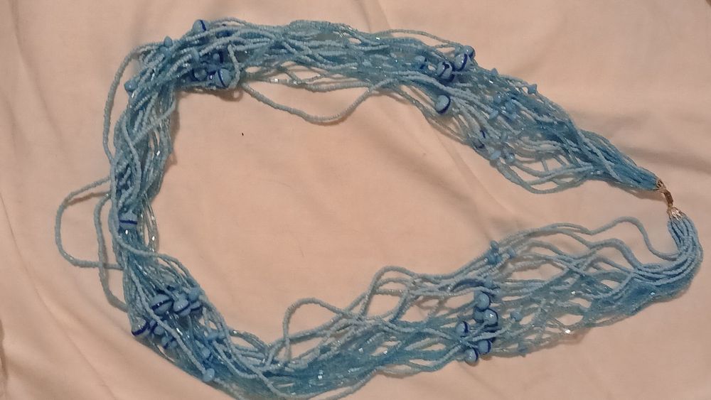 Colar missangas azul claro