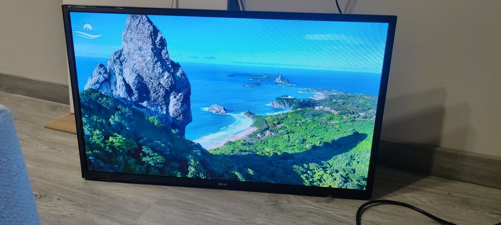 Продам телевизор со смартом Akai 32
