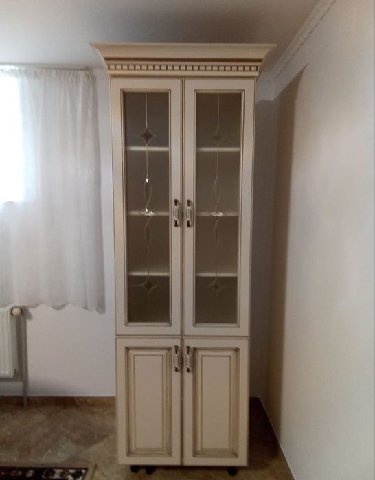 Продам Кухонну шафу-вітрину