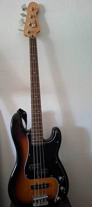 Baixo eléctrico fender
