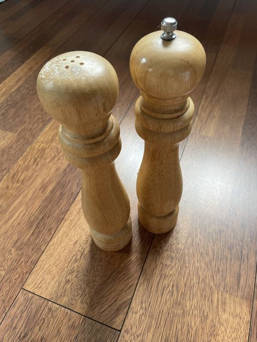 Drewniana solniczka i pieprzniczka 27 cm – klasyczny zestaw