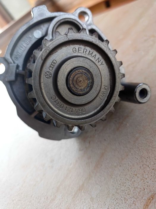 Помпа оригінал Volkswagen Golf 5 V Jetta 5 V Caddy 3 III , BSF, BSE...