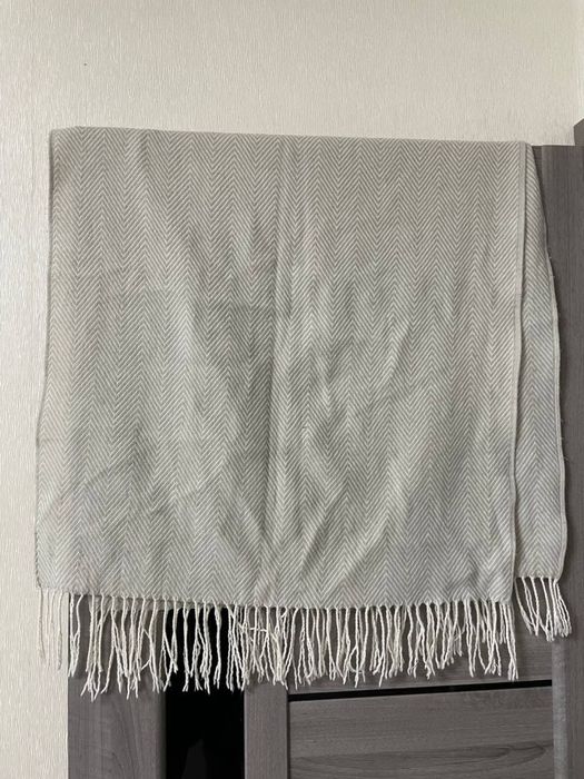 Продаю шарф світло-сірого кольору