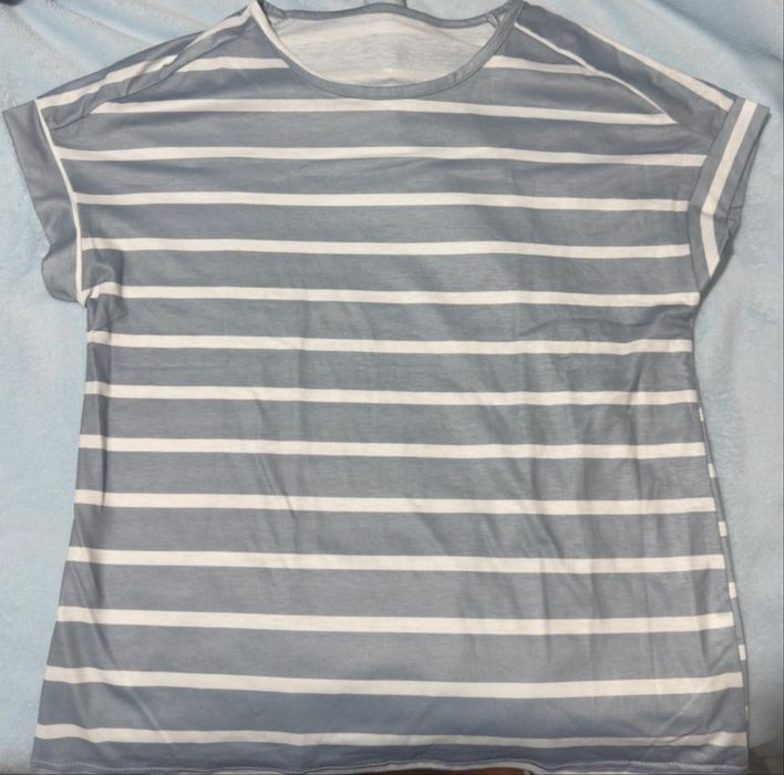 T-shirt azul e branca