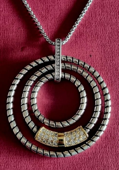 Colar prateado, em aço, pingente muito elegante com zirconias.