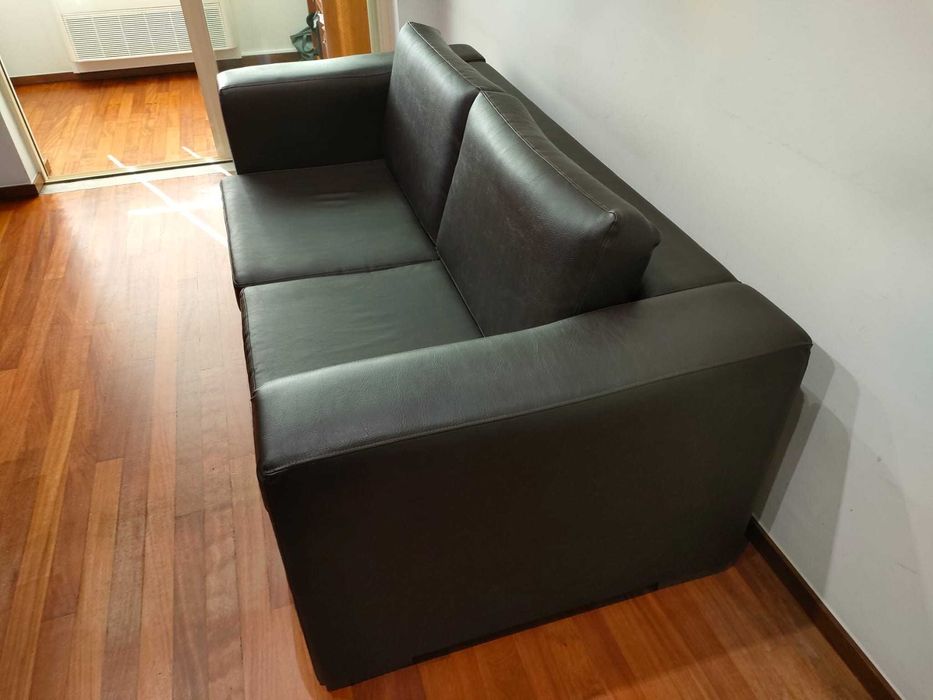 Sofá castanho escuro em pele sintética - 3 lugares