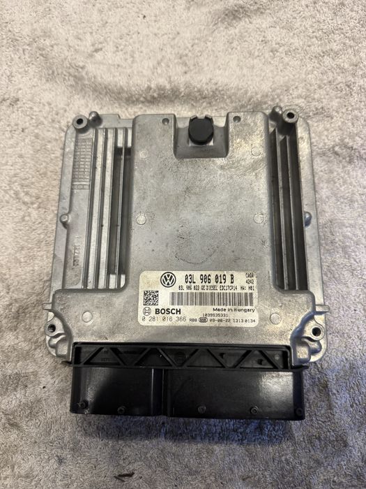 Komputer stwrownik silnika ecu VW T5 2.0TDI