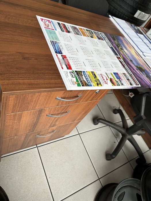 Meble biurowe z biurkiem