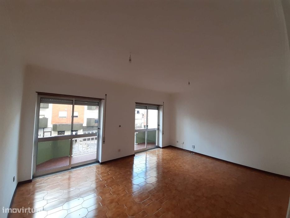 Apartamento T2 em Eiras (Urb do Loreto - perto Estação CP) com varanda