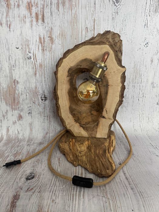 Lampa stojąca z naturalnego drewna.