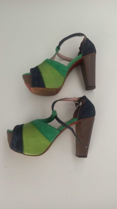 sapatos, botas tacão e compensados