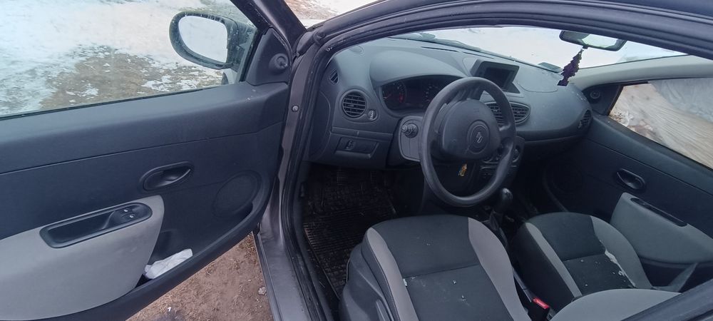 Renault Clio uszkodzone