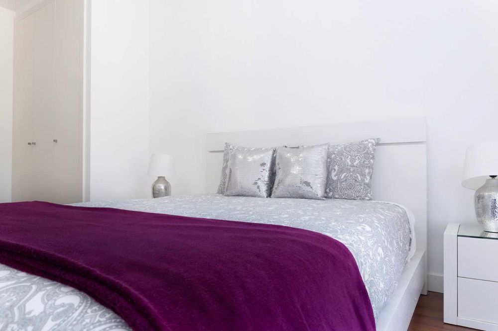 Cama de casal branca (150x200) com luz, estrado e 2 mesas cabeceira