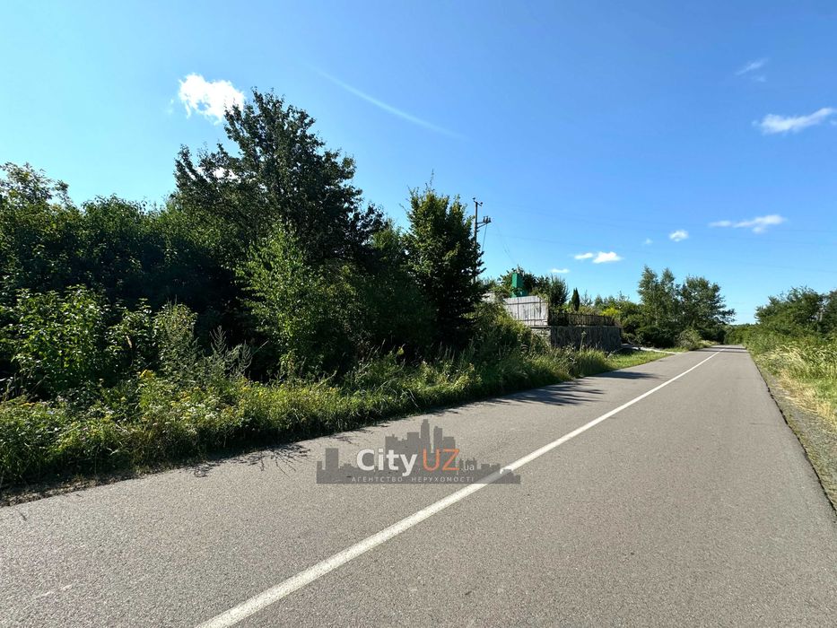 Продається ділянка в с. Ярок при центральній дорозі