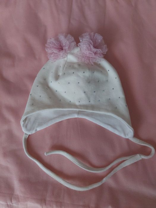 Шапочка з бантиками на дівчинку