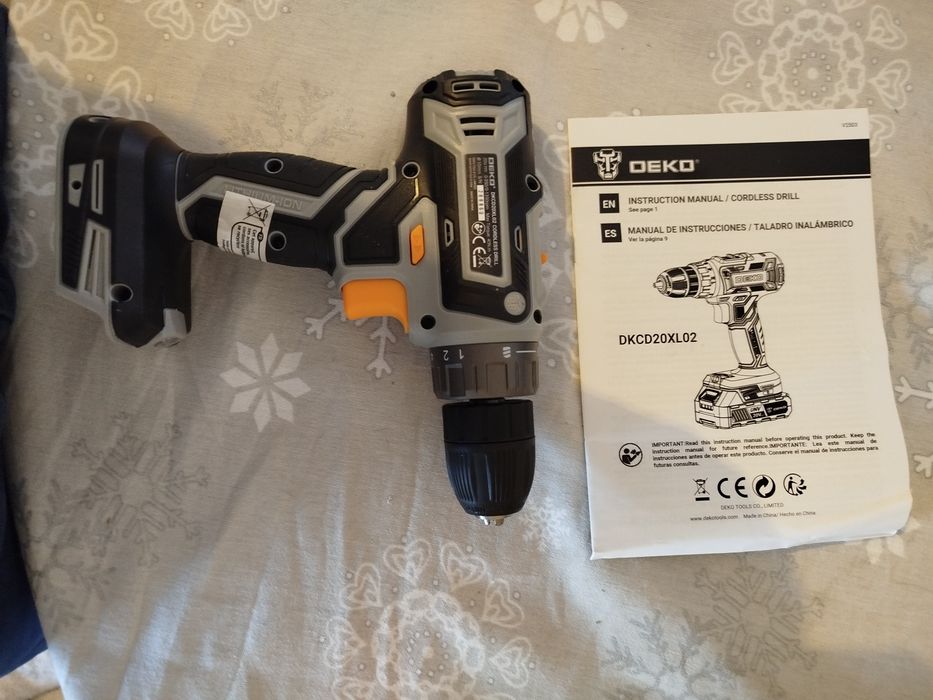 Berbequim/Aparafusadora DEKO 20V com bateria, carregador e acessórios - Novo