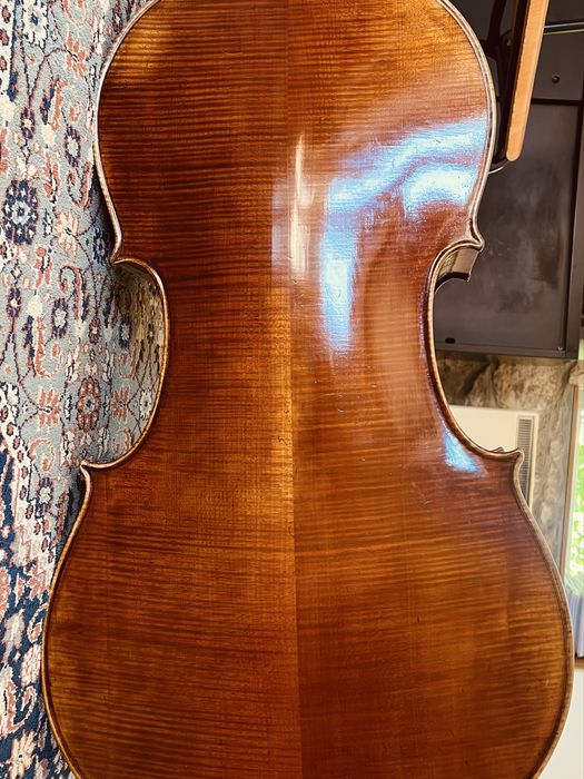 Violoncelo construído à mão.