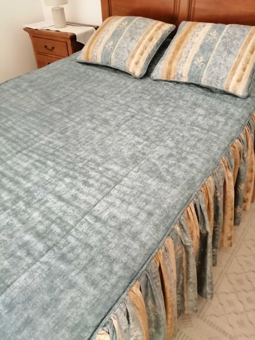 Colcha + almofadas + cortinados