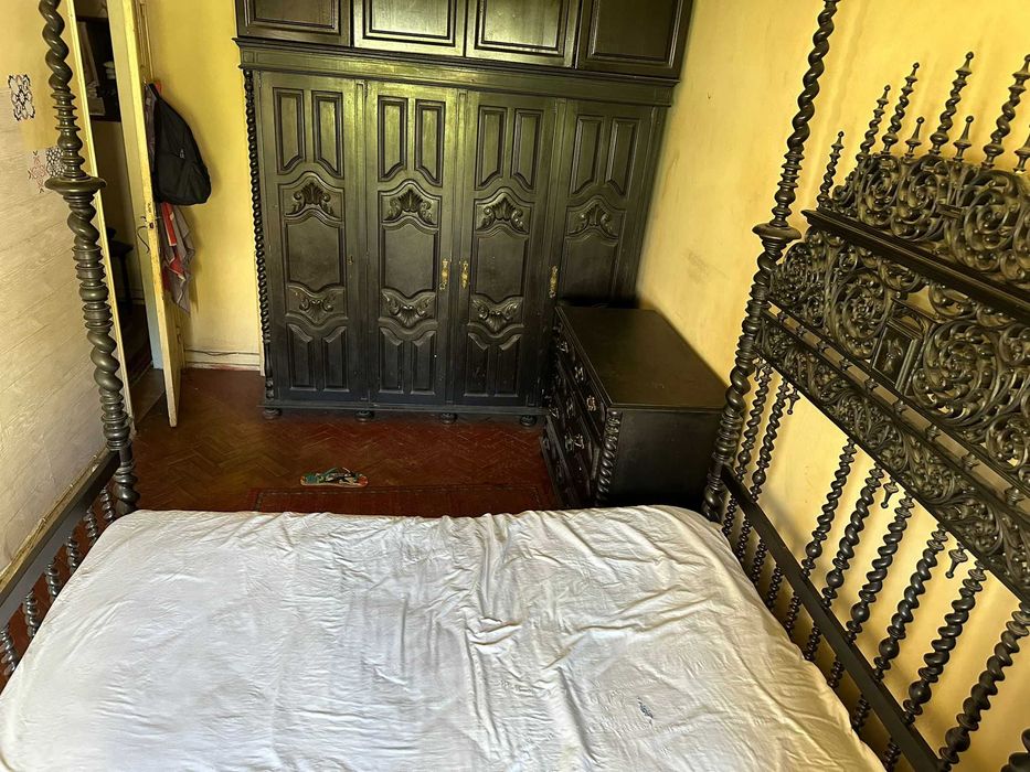Cama roupeiro e 2 comodas de pau preto