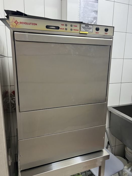 Професійна посудомийна машина
