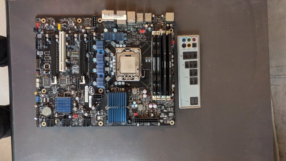 x5670 6 ядер 12 потоків 2,9 MHz Turbo Boost до 3,3 MHz/16 DDR3 RAM