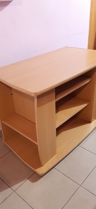 Praktyczny stolik/ława z półkami