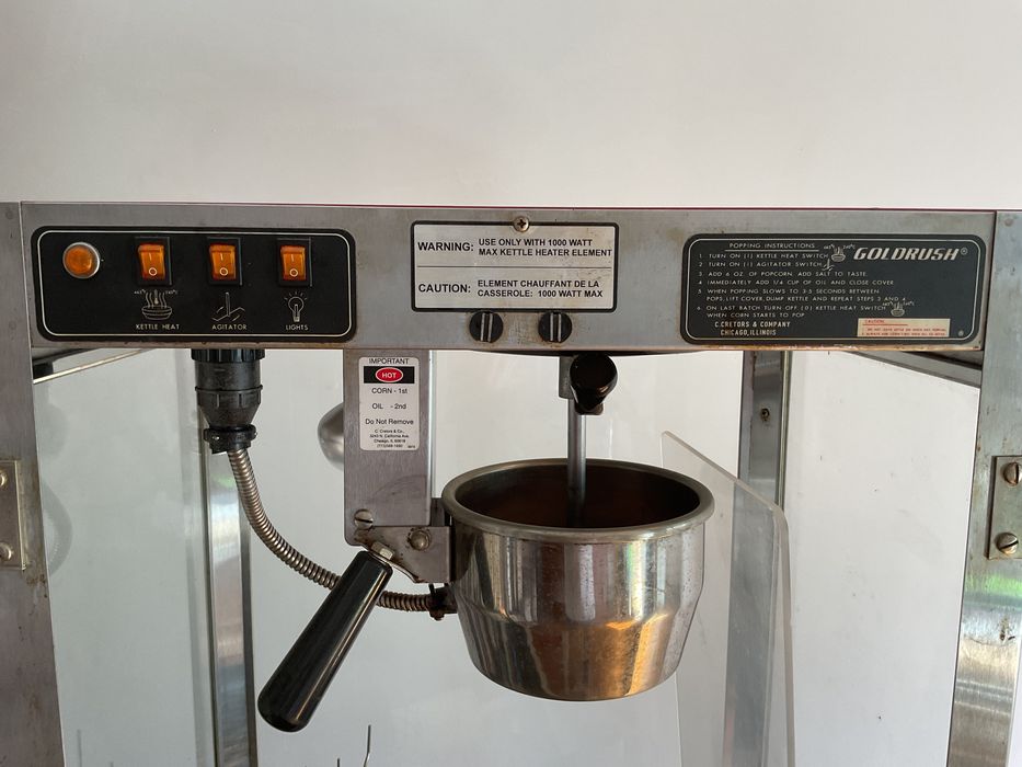 Máquina de pipocas eléctrica made in america bonita e prática