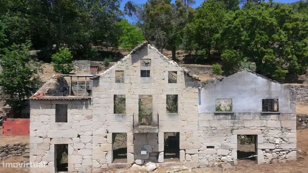 Ruína em Santa Ovaia (Oliveira do Hospital) — Nogueira do Cravo, Coimbra