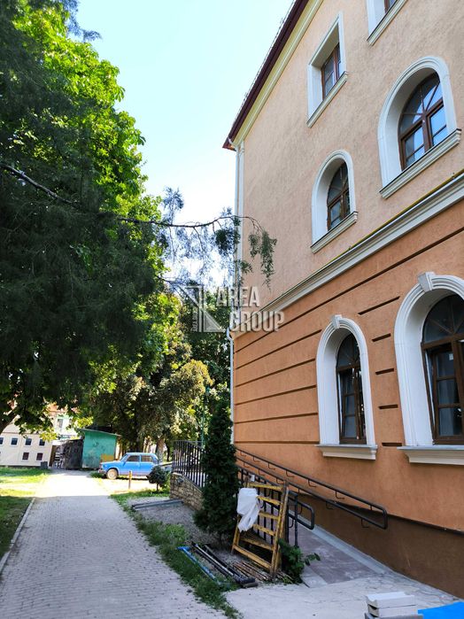 Оренда фасадного комерційного приміщення у Старому місті біля Ратуші